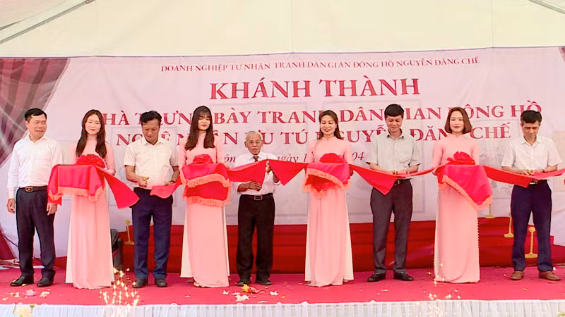 Cắt băng khánh thành nhà trưng bày tranh dân gian Đông Hồ Nghệ nhân ưu tú Nguyễn Đăng Chế.