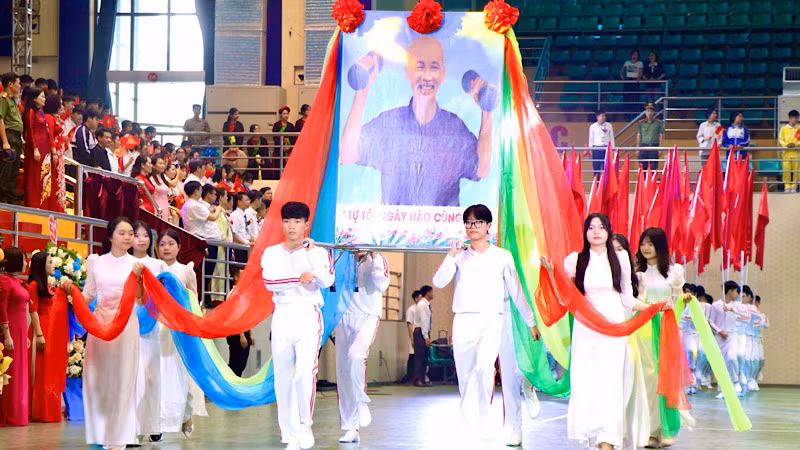 Ảnh Bác Hồ được các vận động viên trang trọng rước qua lễ đài.