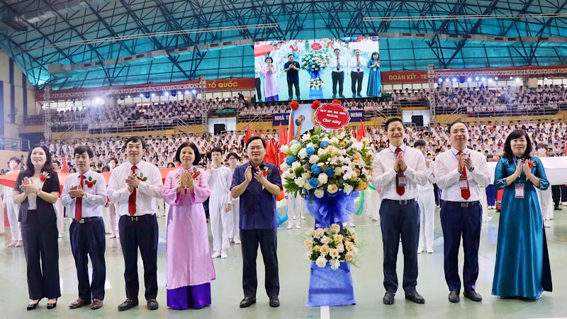 Bí thư Tỉnh ủy Bắc Ninh cùng các đồng chí lãnh đạo tỉnh tặng hoa chúc Hội khỏe Phù Đổng thành công tốt đẹp.