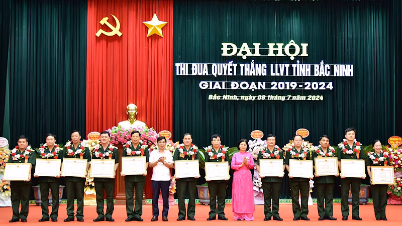 Các đồng chí lãnh đạo tỉnh trao Bằng khen của Ủy ban nhân dân tỉnh tặng các tập thể, cá nhân.