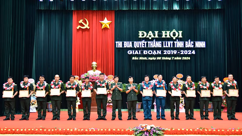 Các tập thể, cá nhân nhận Giấy khen của Bộ Chỉ huy quân sự tỉnh.