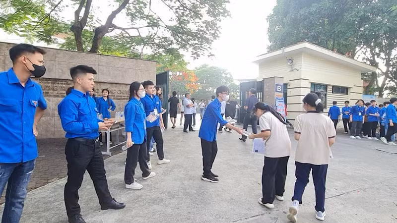 Lực lượng sinh viên, thanh niên tình nguyện sẵn sàng ứng trực tại các điểm thi.