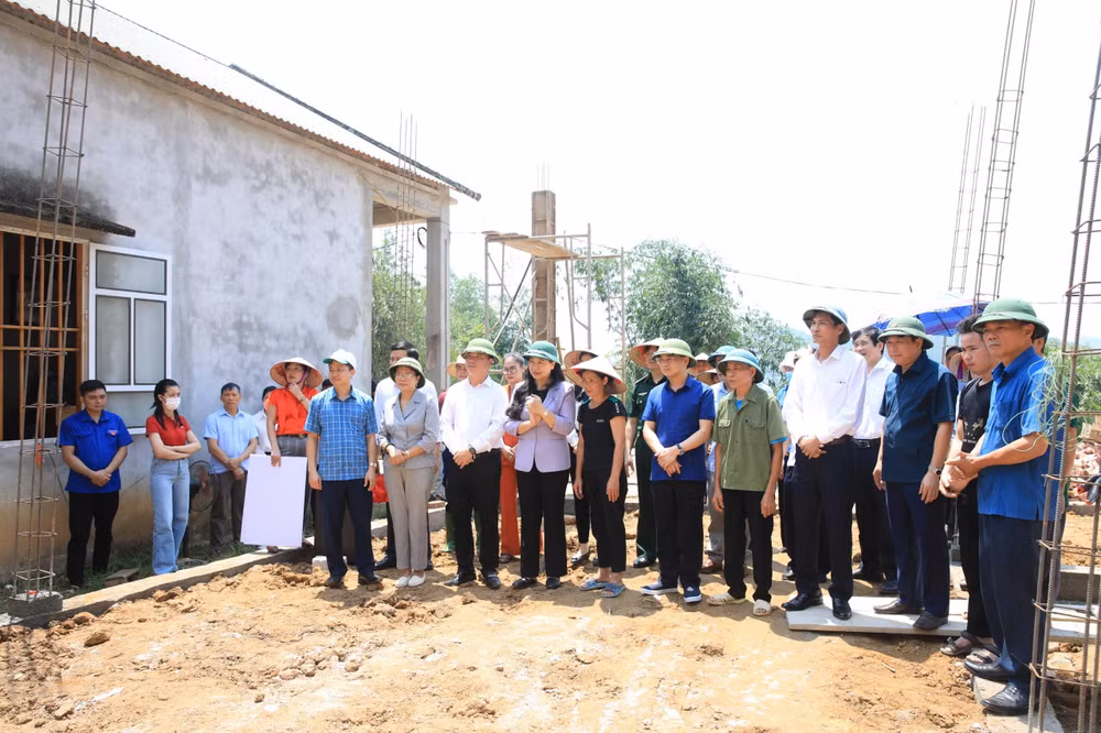 Dự lễ khởi công xây nhà Đại đoàn kết tại thôn Mới, xã Minh Thanh, huyện Sơn Dương.