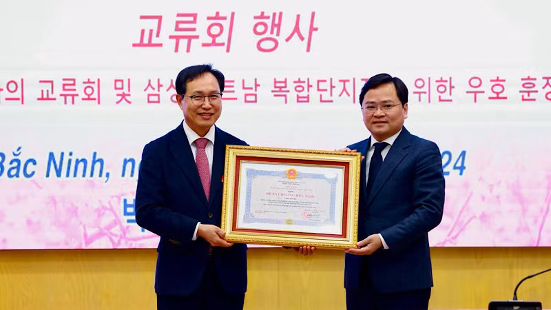 Thừa ủy quyền, Bí thư Tỉnh ủy Bắc Ninh trao Huân chương Hữu nghị tặng Tổng Giám đốc Tổ hợp Samsung Việt Nam.