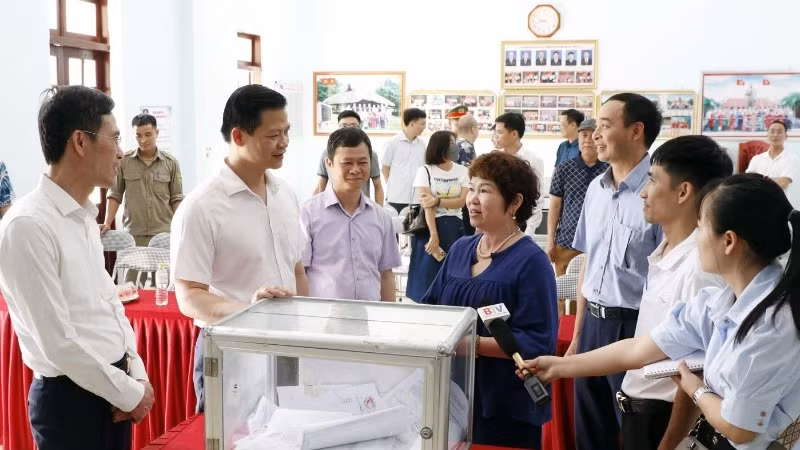 Đồng chí Vương Quốc Tuấn, Chủ tịch Ủy ban nhân dân tỉnh Bắc Ninh kiểm tra công tác lấy ý kiến cử tri tại phường Hồ, thị xã Thuận Thành.