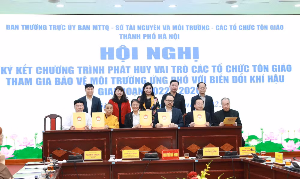 Đại diện Ủy ban Mặt trận Tổ quốc thành phố và các tổ chức tôn giáo ký kết Chương trình tham gia bảo vệ môi trường, ứng phó với biến đổi khí hậu.