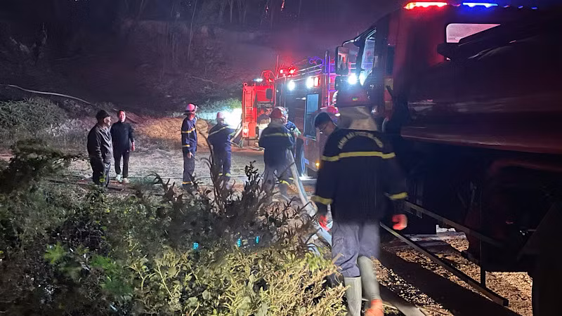 Các lực lượng chức năng cùng người dân nỗ lực dập tắt đám cháy ngay trong đêm.