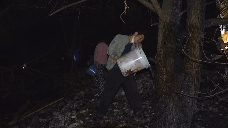 Người dân địa phương tích cực tham gia chữa cháy.