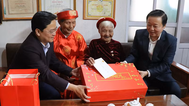 Phó Thủ tướng Chính phủ và Bí thư Tỉnh ủy Bắc Ninh chúc Tết, tặng quà Mẹ Việt Nam Anh hùng.