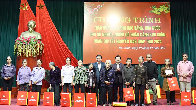 Phó Thủ tướng Chính phủ và Bí thư Tỉnh ủy Bắc Ninh tặng quà, chúc Tết 30 hộ gia đình có hoàn cảnh khó khăn tại huyện Lương Tài.