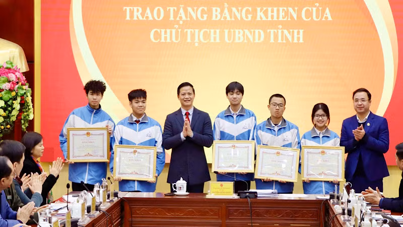 Phó Chủ tịch thường trực Ủy ban nhân dân tỉnh Bắc Ninh trao Bằng khen tặng các học sinh đoạt giải.