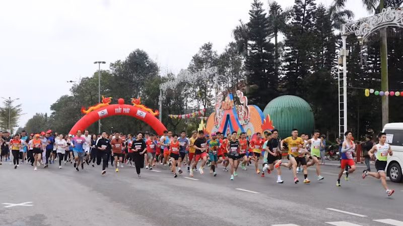 Giải chạy thu hút đông đảo các vận động viên và người dân tham gia.