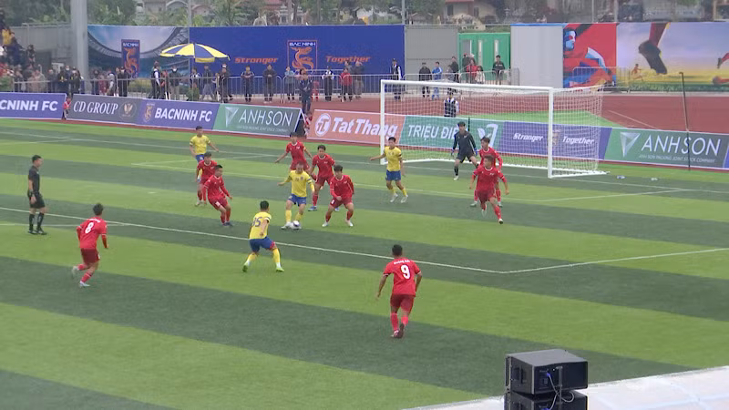 Đội bóng Bắc Ninh FC (áo vàng) đã giành chiến thắng 2-1 ngay trong lần thi đấu đầu tiên.