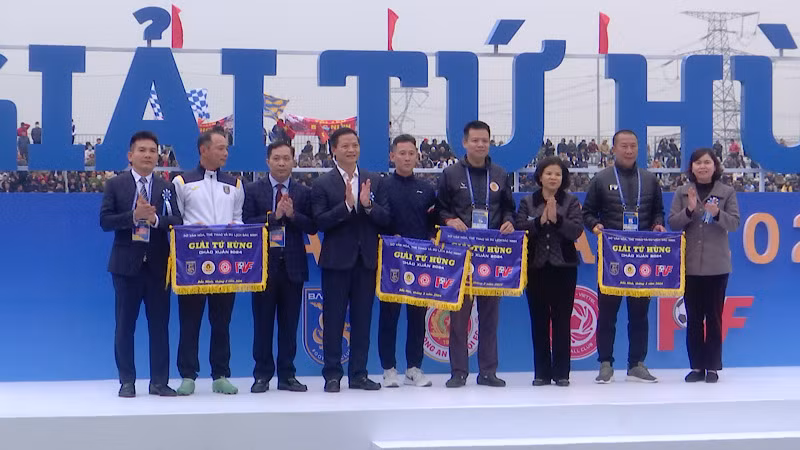 Các đồng chí lãnh đạo tỉnh và Ban tổ chức trao cờ lưu niệm cho các đội bóng.