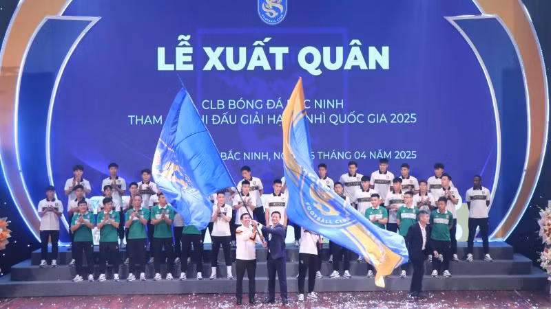 Chủ tịch Ủy ban nhân dân tỉnh Bắc Ninh Vương Quốc Tuấn trao cờ cho đội bóng Bắc Ninh FC xuất quân tham gia tranh tài tại Giải Bóng đá hạng Nhì Quốc gia 2025.