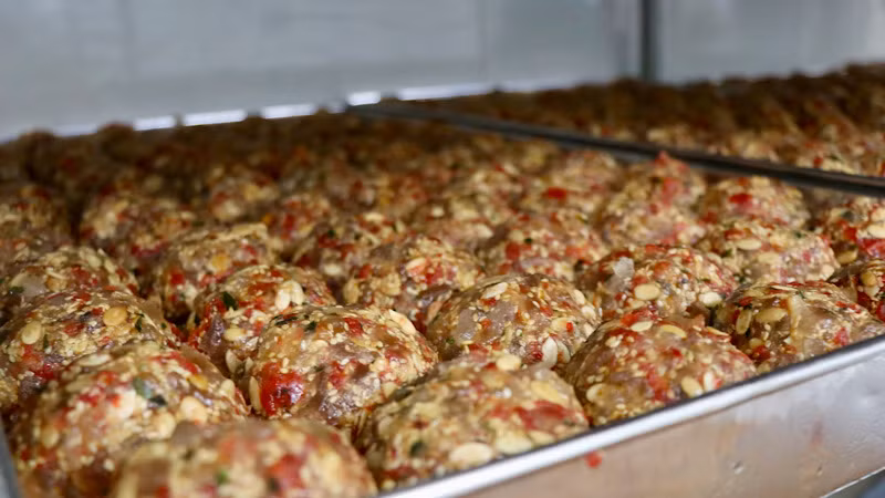 Nhân bánh thập cẩm vị truyền thống được cơ sở bánh trung thu Quốc Toản chuẩn bị cho mẻ bánh mới.