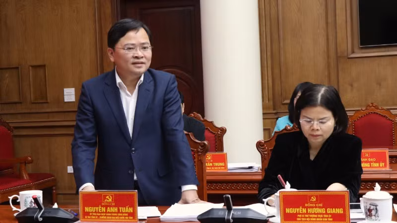 Đồng chí Nguyễn Anh Tuấn, Ủy viên Trung ương Đảng, Bí thư Tỉnh ủy Bắc Ninh, phát biểu tại hội nghị.