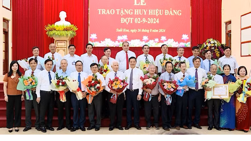 Đồng chí Vương Quốc Tuấn, Phó Bí thư Tỉnh ủy, Chủ tịch Ủy ban nhân dân tỉnh Bắc Ninh chúc mừng các đảng viên lão thành vinh dự được trao tặng Huy hiệu Đảng tại phường Suối Hoa, thành phố Bắc Ninh.