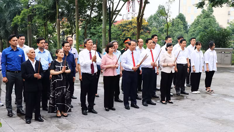 Đoàn đại biểu tỉnh Bắc Ninh thành kính dâng hương trước Tượng đài đồng chí Hoàng Quốc Việt.