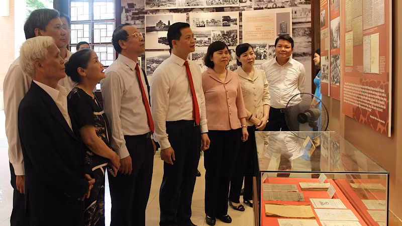 Các đại biểu thăm Nhà trưng bày thân thế, sự nghiệp đồng chí Hoàng Quốc Việt. Các đại biểu thăm Nhà trưng bày thân thế, sự nghiệp đồng chí Hoàng Quốc Việt.