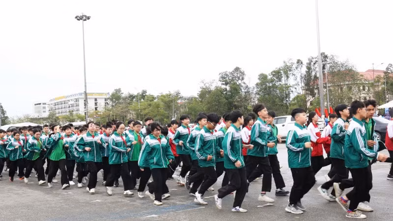 Đông đảo các em học sinh tham dự giải chạy việt dã.