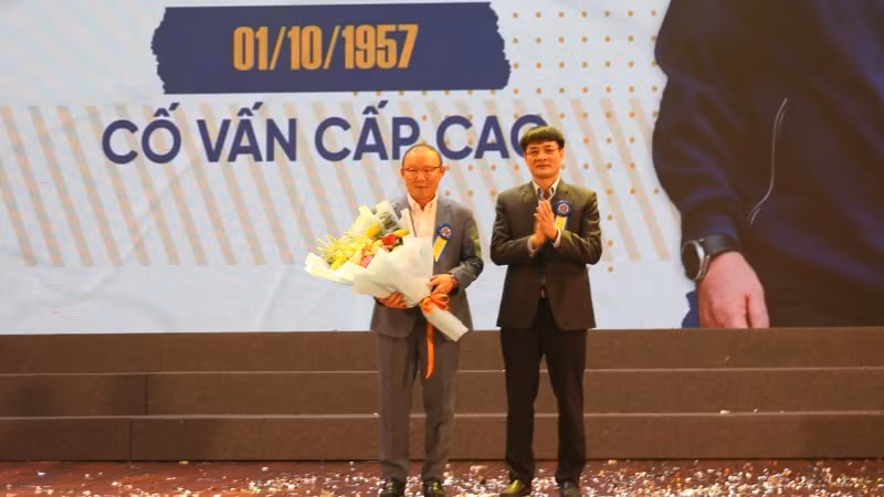 Lãnh đạo Sở Văn hóa, Thể thao và Du lịch Bắc Ninh tặng hoa ông ông Park Hang Seo, cố vấn cấp cao và định hướng chiến lược của Bắc Ninh FC.