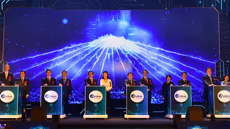 Các đại biểu bấm nút khánh thành nhà máy Amkor.