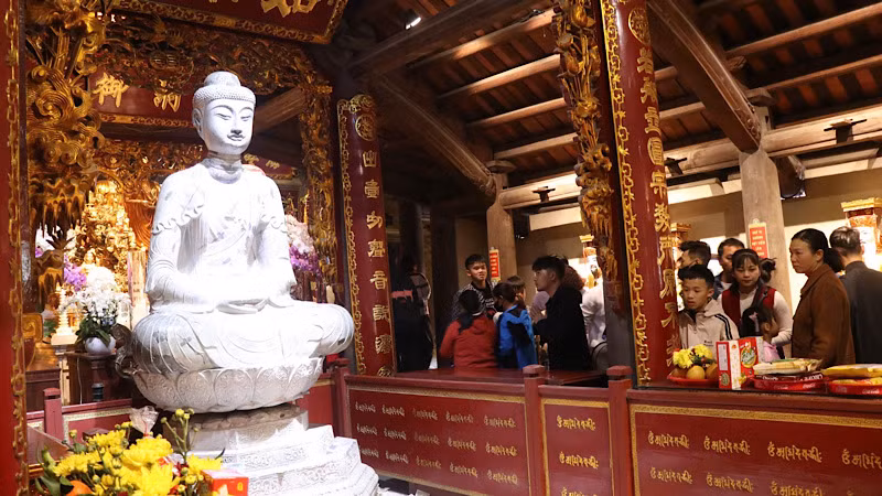 Tượng Phật A Di Đà bằng đá- bảo vật quốc gia tại chùa Phật Tích. Tượng Phật A Di Đà bằng đá- bảo vật quốc gia tại chùa Phật Tích.