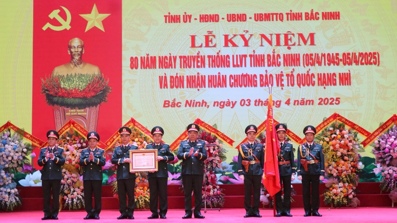 Thừa ủy quyền của Chủ tịch nước, Thượng tướng Huỳnh Chiến Thắng, Phó Tổng Tham mưu trưởng Quân đội nhân dân Việt Nam trao Huân chương Bảo vệ Tổ quốc hạng Nhì tặng Bộ Chỉ huy Quân sự tỉnh Bắc Ninh.
