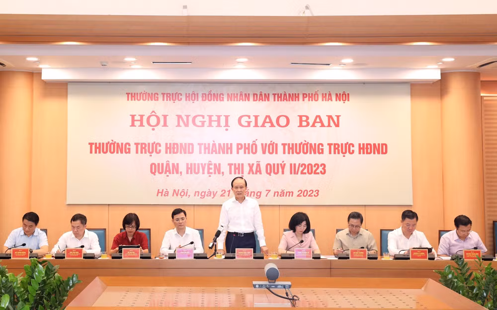 Chủ tịch Hội đồng nhân dân thành phố phát biểu kết luận hội nghị giao ban.