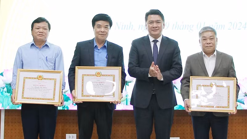 Các cá nhân có thành tích công tác xuất sắc 5 năm liên tục nhận Bằng khen của Tỉnh ủy.