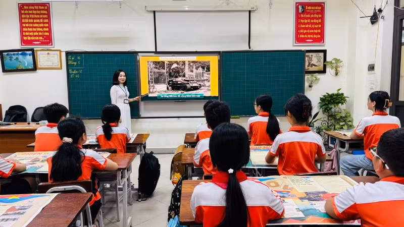 Trình chiếu phụ san đặc biệt của Báo Nhân Dân trong giờ sinh hoạt ngoại khóa tại Trường tiểu học Suối Hoa, thành phố Bắc Ninh.