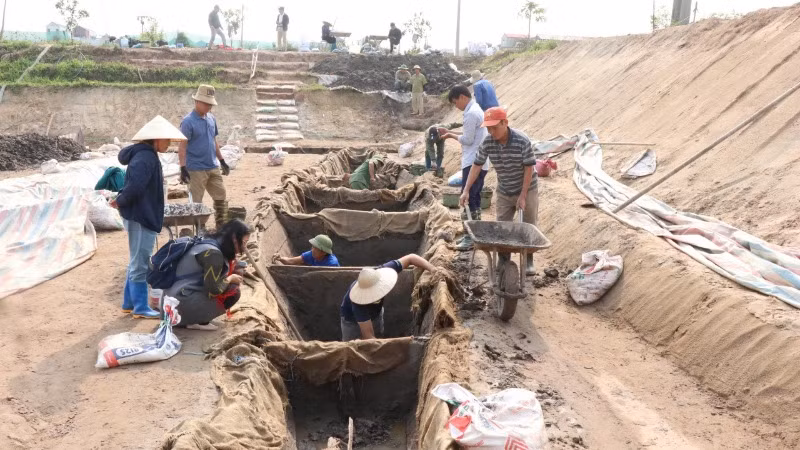 Chiếc thuyền cổ được khai quật cẩn trọng, khoa học.