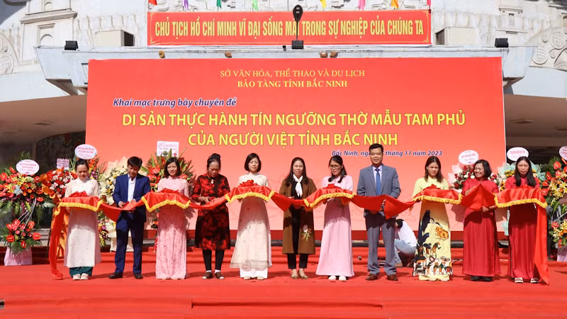 Các đại biểu cắt băng khai mạc chuyên đề trưng bày.