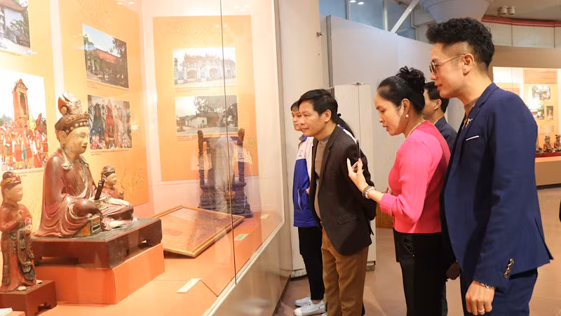 Du khách tham quan phòng trưng bày.