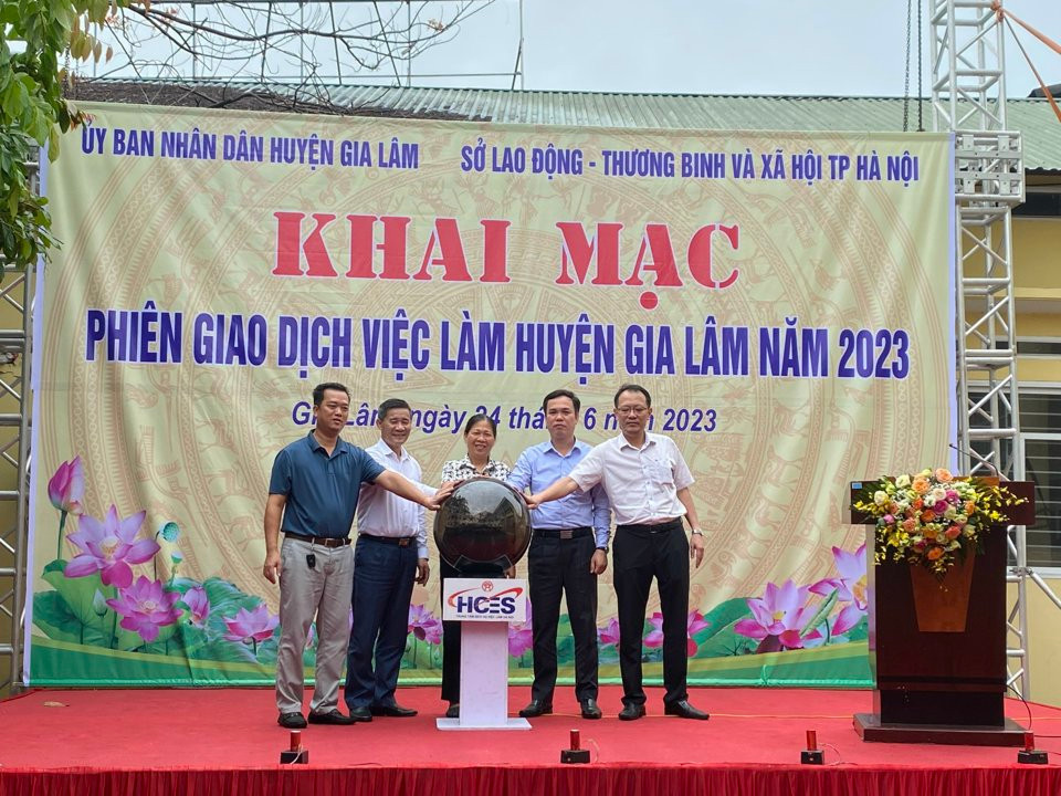 Phiên giao dịch việc làm tại huyện Gia Lâm.