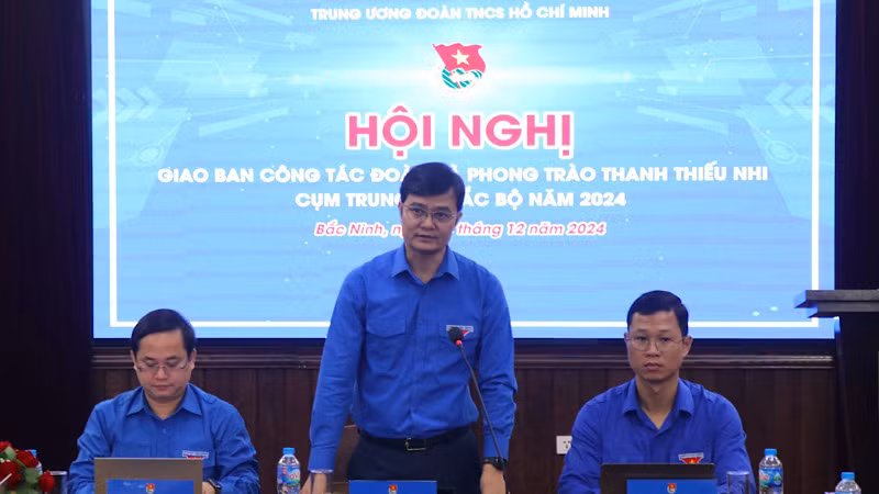 Bí thư Thứ nhất Trung ương Đoàn Bùi Quang Huy (đứng giữa) ghi nhận, đánh giá cao tinh thần, trách nhiệm, kết quả đạt được của các đơn vị trong Cụm trong năm 2024.