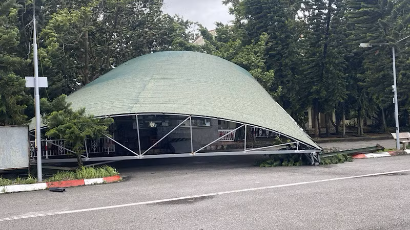 Gió lớn làm đổ sập mái một cơ sở tại thị xã Quế Võ.