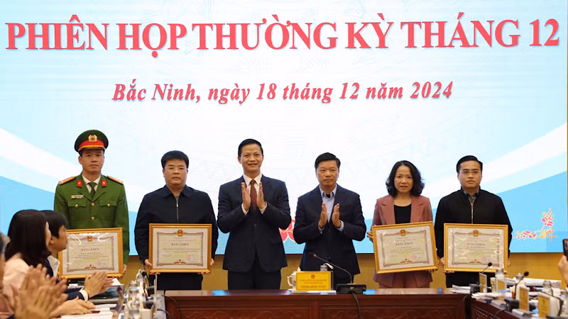 Các cá nhân và tập thể của thành phố Bắc Ninh nhận Bằng khen của Chủ tịch Ủy ban nhân dân tỉnh về công tác xử lý ô nhiễm môi trường.