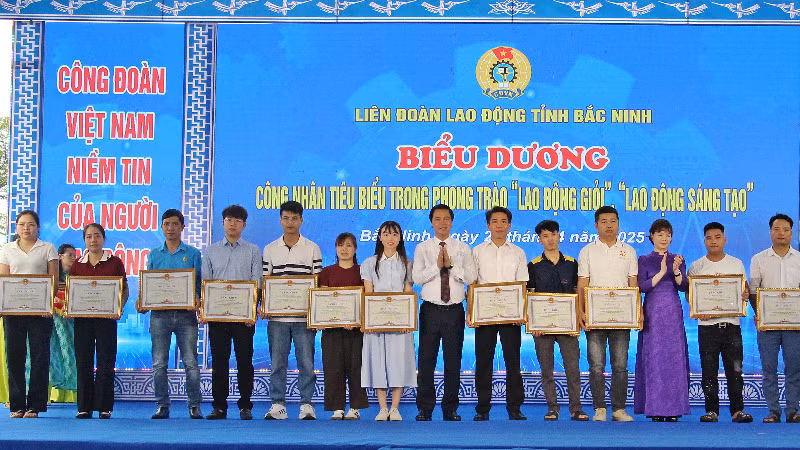 Lãnh đạo tỉnh Bắc Ninh cùng đại diện Tổng Liên đoàn Lao động Việt Nam trao Bằng khen tặng công nhân tiêu biểu trong phong trào thi đua “Lao động giỏi, lao động sáng tạo”.