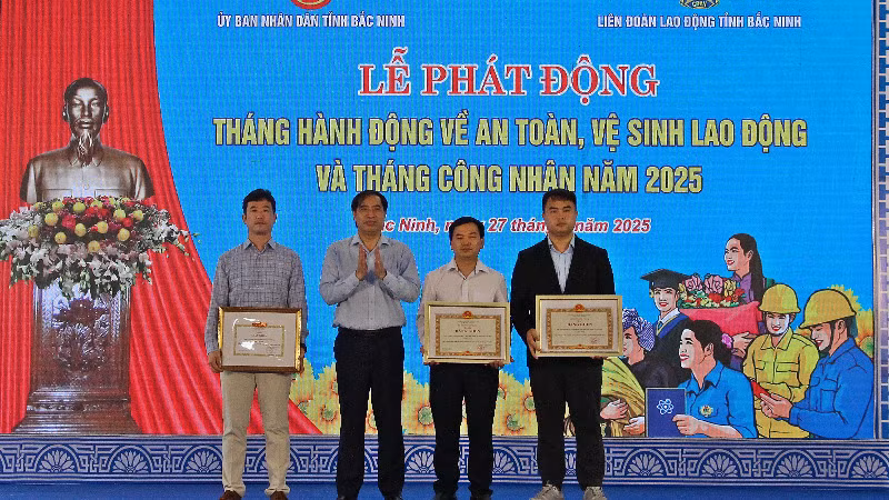 Đại diện Bộ Nội vụ trao Bằng khen tặng các tập thể có thành tích xuất sắc trong công tác an toàn, vệ sinh lao động năm 2024.