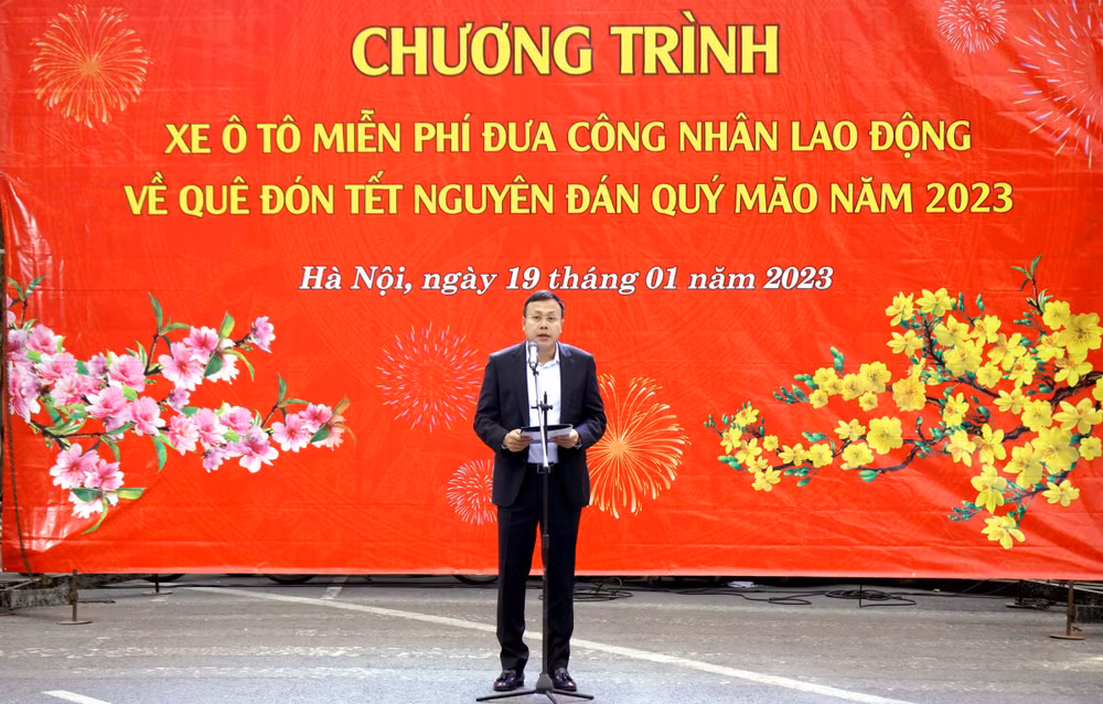 Chủ tịch Liên đoàn Lao động thành phố Hà Nội gửi lời chúc Tết tới người lao động trước giờ xe lăn bánh.