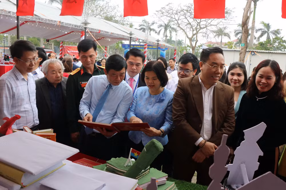 Các đại biểu tham quan gian trưng bày sách khối trường học.