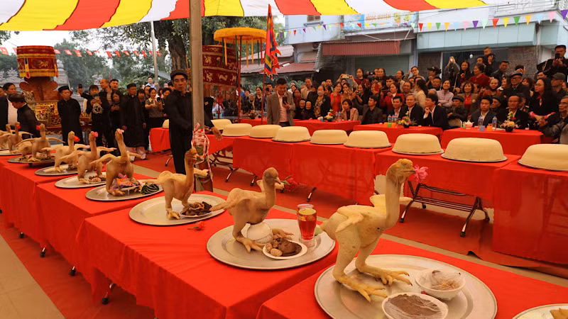 Xôi, gà sau khi tế lễ được đưa ra sân đình dự thi.