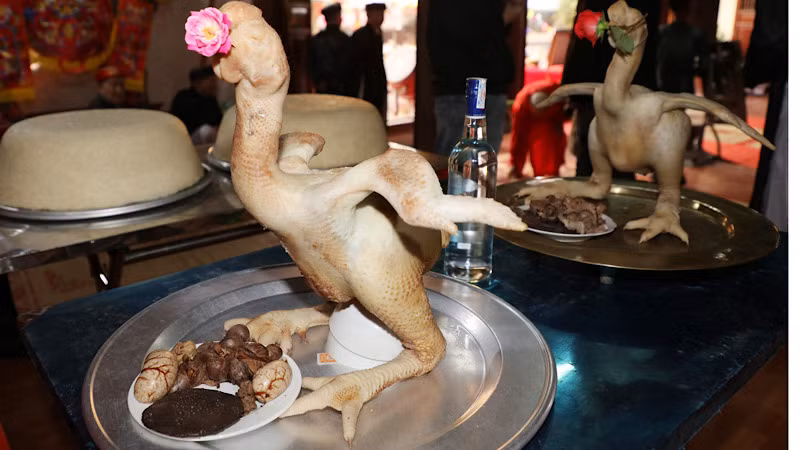 Sau khi tế lễ trong đình, lễ xôi-gà được chuyển ra sân đình.