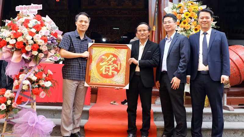 Ban tổ chức trao giải Nhất cho gia đình có gà đẹp nhất.