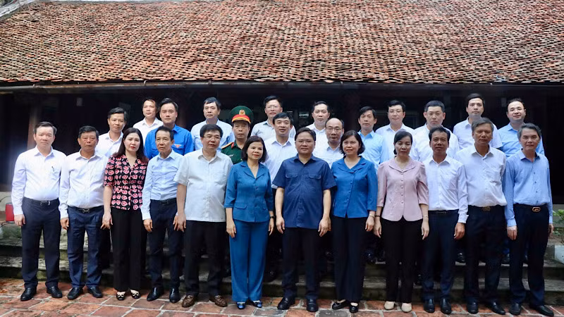 Các đại biểu chụp ảnh lưu niệm tại nhà Nhà lưu niệm (di tích gốc) đồng chí Lê Quang Đạo.