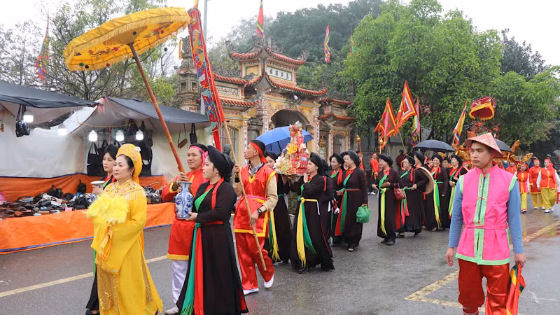 Lễ rước ngai thờ, bài vị Vua Bà được người dân trong làng và du khách đón chờ.