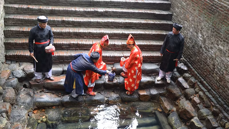 Các cụ cao niên trong làng lấy nước giếng Ngọc rước về đền làm lễ tắm Vua Bà.