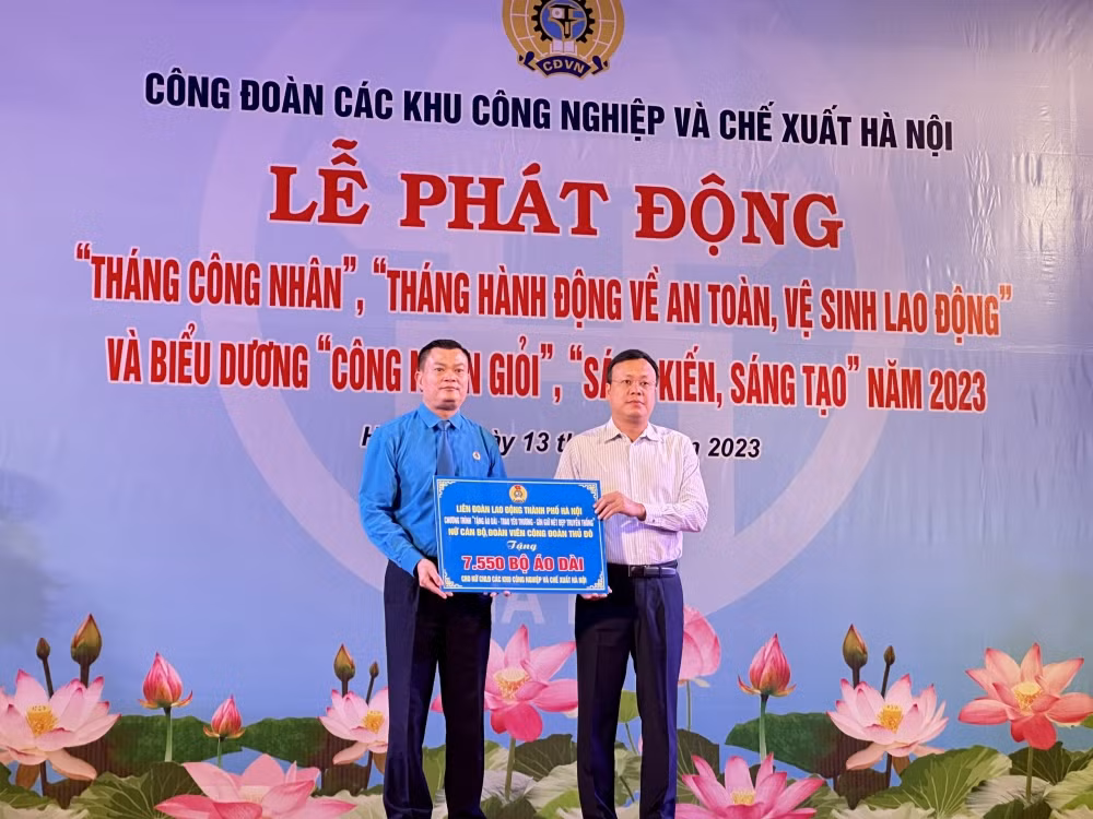 Trao tặng áo dài nữ công nhân lao động Thủ đô tại các khu công nghiệp, chế xuất.